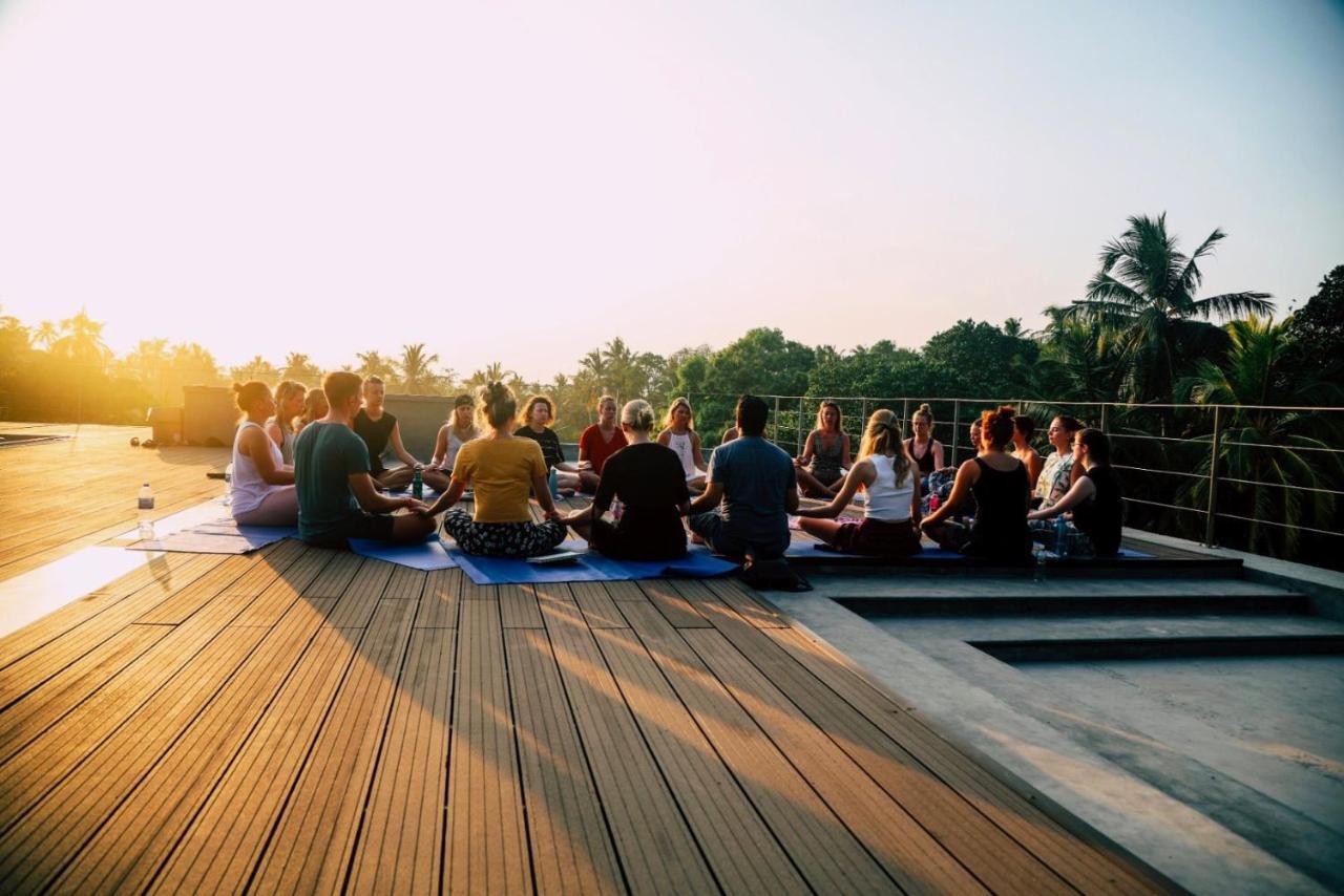 The Salty Pelican Yoga & Surf Retreat Диквелла Экстерьер фото